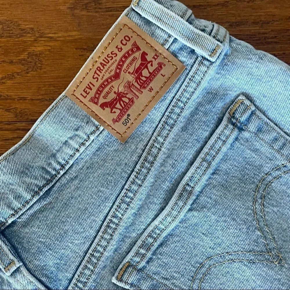 Light wash Levi jean shorts